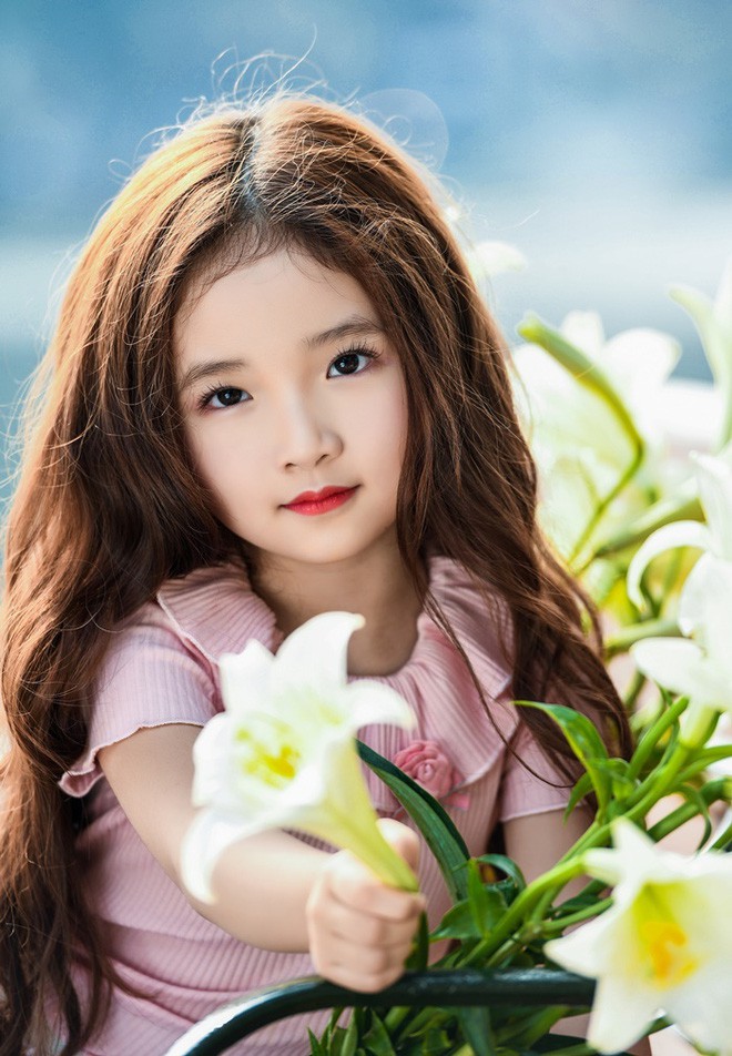 Vẻ đẹp mong manh của cô bé Hà Nội bên hoa loa kèn khiến cư dân mạng thổn thức Vẻ đẹp mong manh của cô bé Hà Nội bên hoa loa kèn khiến cư dân mạng thổn thức